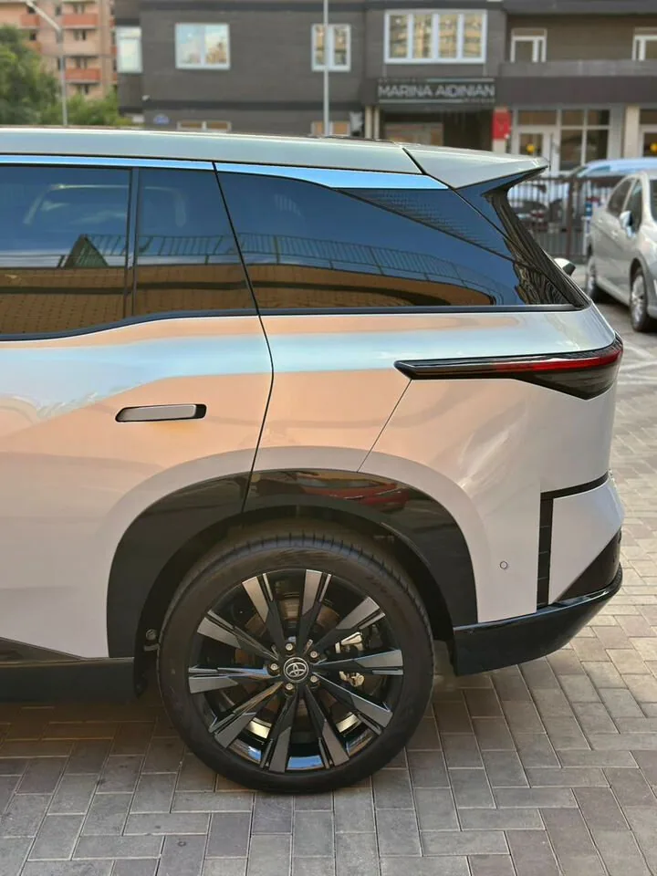 Toyota bZ3X 2026 — купить в автосалоне «Алмаз Авто», ст. Динская — фото 5
